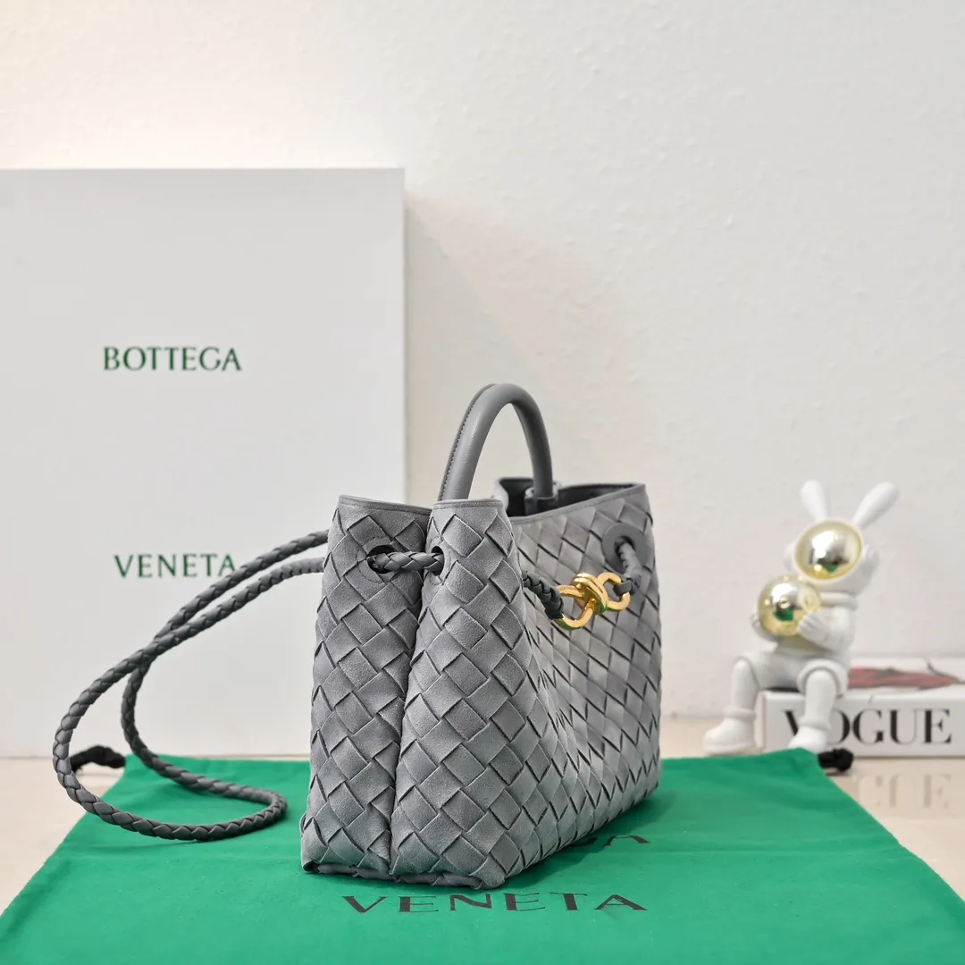 The 2024 new Andiamo batch 1920 BV has been shipped‼ ️Really popular🔥The new Andiamo woven handbag launched by Bottega Veneta this season is really popular all over the world! ! Celebrities at home and abroad have worn it, and Oscar-winning actress Michelle Yeoh has taken it out on the street. Song Jia, Trai Yara, Yu Feihong, Sanji Ayaka, Rosie Hunting-Whiteley, Yoshioka Riho, etc. have all picked up this bag. It is classic and versatile, showing off its temperament, and the bag capacity is also large, which is very convenient for daily commuting! ! A variety of carrying methods, the shoulder straps can be adjusted by yourself, the original lambskin feels soft and delicate, and the neutral style is created to break gender boundaries and bring a more practical and longer-lasting use experience. Andiamo, which has both elegant and casual styles, perfectly interprets the true appearance of "fashionable old money style". Style number: 7463 (suede) Size: 25*22*10.5cm